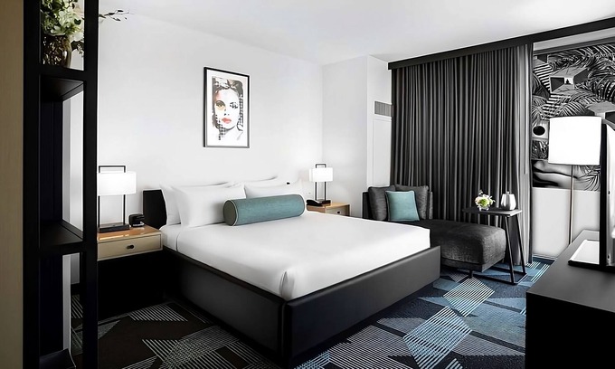 Downtown Las Vegas Hotel | Great Amenities! Parking, Pool! Close to CityCenter, Shark Reef Aquarium!