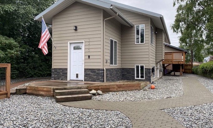 Spenard House | Great Anchorage Mid-Town Location
