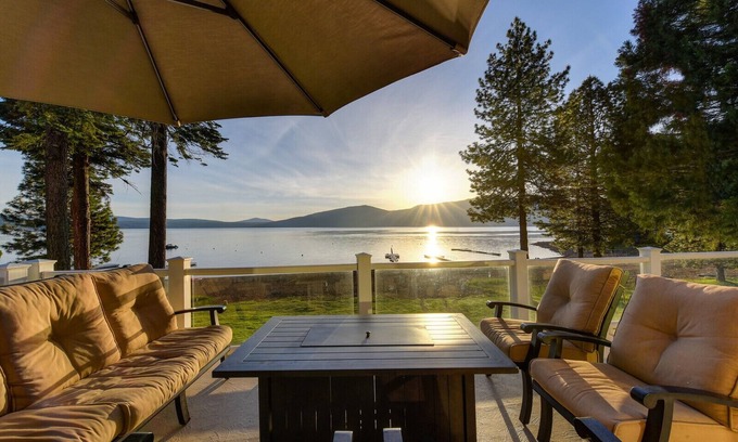 Lake Almanor Country Club House | Great Beach - Lakefront home at Lake Almanor Country Club