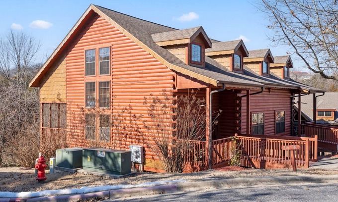 Branson Theater District Cabin | Great Cabin, Close to the Pool, Relaxing Views! 2 Minutes to Tanger Outlets!