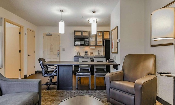 West Des Moines Resort | Great Choice! One Bedroom Suite! Close to Shopping, Parks & Museums!