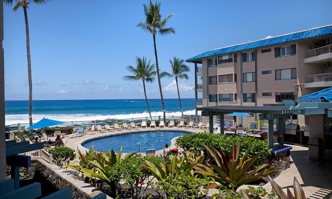 Kailua-Kona Condo | Great Deals at the Kona Reef! Footsteps from Old Kona Town. See our Video Tour.