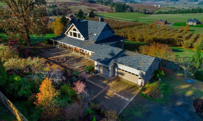 Newberg House | Great Deals on Summer Stays!