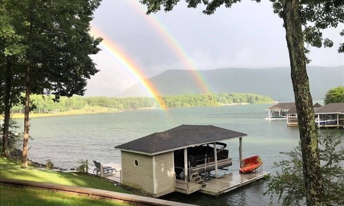 Huddleston House | Great Dock, Wifi! Come Visit "Captain's Choice"!