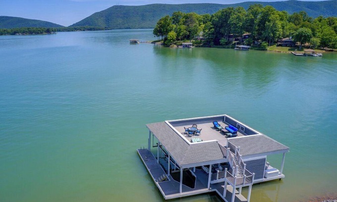 Huddleston House | Great Dock! Wifi, Propane Fire-Pit! Come Visit "Dock Holiday"!