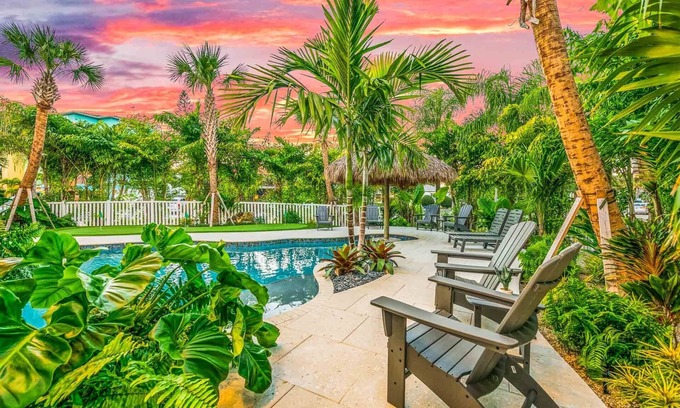 Siesta Key House | Great Family Retreat with Pool, Spa, Putting Green & Game Room - Paradise Cove