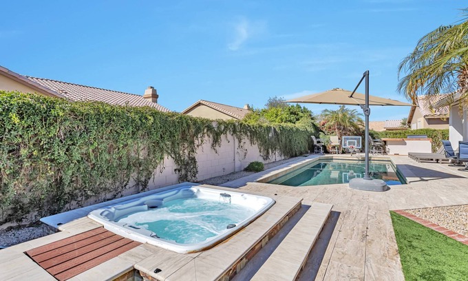 Palm Valley House | Great for Entertaining! Sparkling Pool & Spa, BBQ, WIFI, Near Dining, Shopping + Major Sports Venues