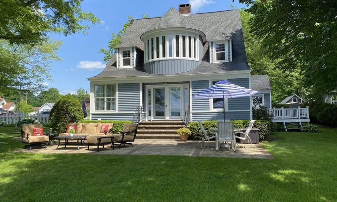 Greenhurst House | Great for families! Newly remodeled lakefront home. Big yard + lots of lake toys