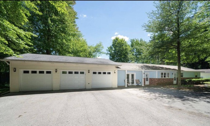 South Haven House | Great for families! Close to the beaches, fenced in yard and awesome Game Room!