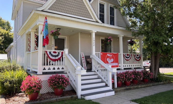 Traverse City Apartment | Great for Girl's Trip- Wineries, Beaches & Shopping - Northern Mitten Suites #1