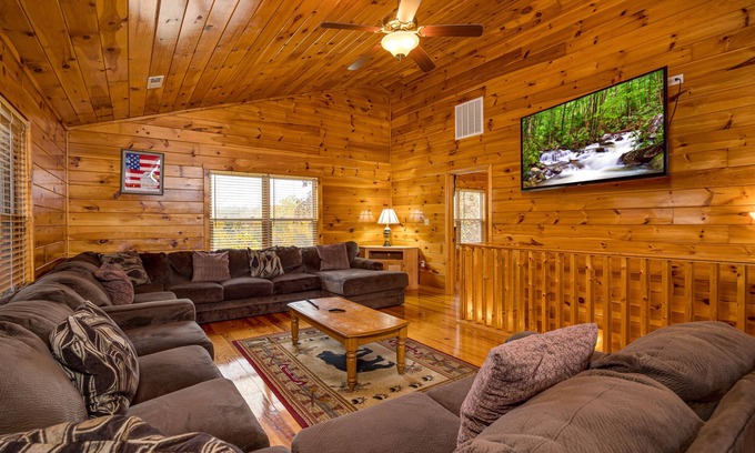 Sevierville Cabin | Great for groups Sleeps 20,3 levels, 4 king suites, bunk rm, Hot Tub, WiFi