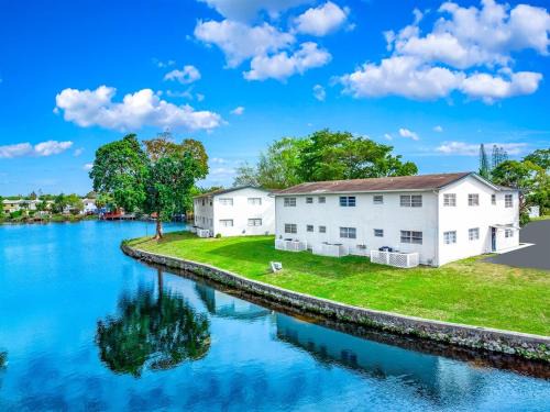 Survey Creek Apartment | Great for Large Gatherings Sleeps 30 PalmWaveStays