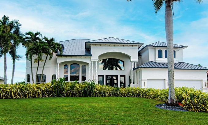 Cape Coral Villa | Great Getsme – Luxury Lakefront Villa with Pool, Jacuzzi & Golf Course Views