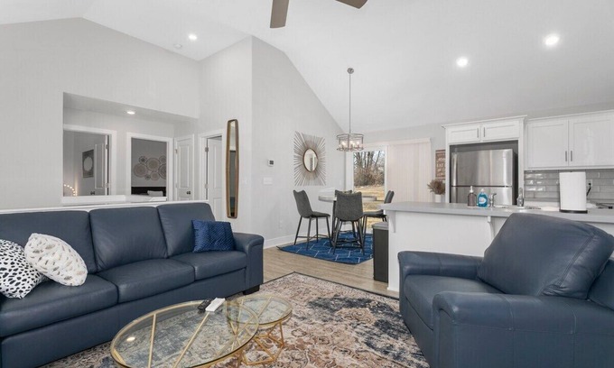 Claycomo House | Great home with King Beds/Wifi/Safe