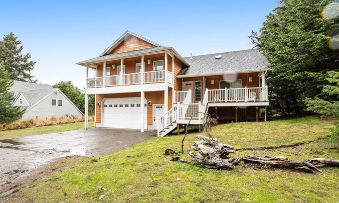 Sunset Beach House | Great home with Ping-Pong table - walk to the beach & Sunset Lake