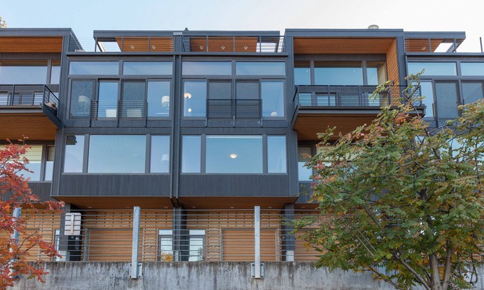 Hood River House | Great house for groups, downtown location, light and airy, sleeps 10!