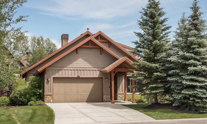 Eden House | Great House Value 6 bdr 4 bath Book Winter Now