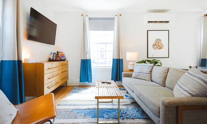 New Castle Apartment | Great Island Inn - King Studio Apt - Main Street View