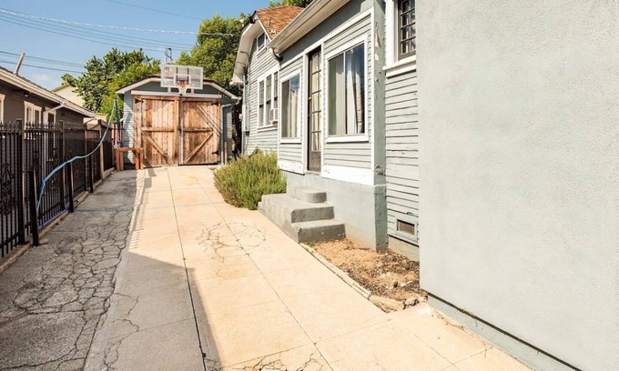 Mid City House | Great LA location - Fully Fenced Backyard!