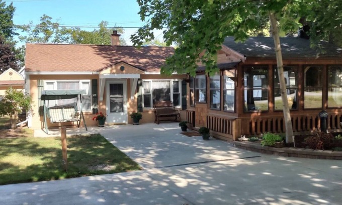 Caseville Cottage | Great Lakes Getaway Cottage w/Private Beach Access & More