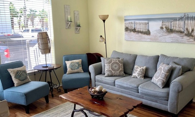 Corpus Christi Condo | Great Location-1 Block From Beaches/On 1st Floor/Pool in Complex-new furniture
