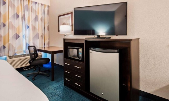 Blaine House | Great Location, 2 Amazing Units w/Free Breakfast Near Wheeling Heritage Port