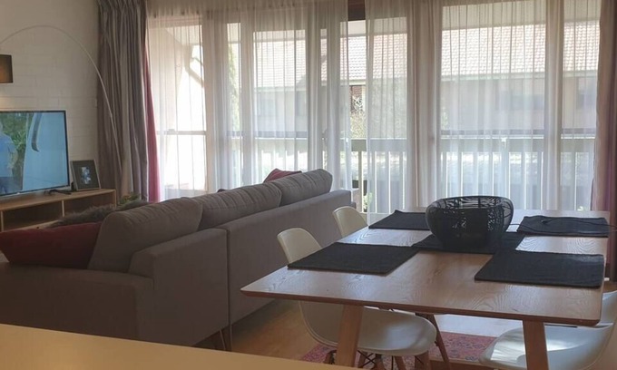 Lyneham Apartment | Great Location 2Bed 1Bath w/ Parking close to CBD