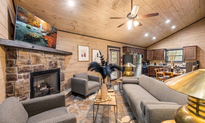 Pigeon Forge Cabin | Great Location, 3 min To Parkway! Private Hot Tub,Arcade, Fireplace,shuffleboard