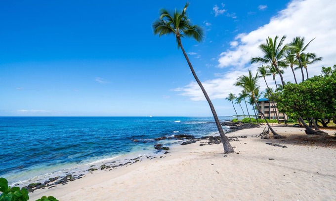 Historic Kailua Village Condo | Great location and Ocean views at the Kona Reef!