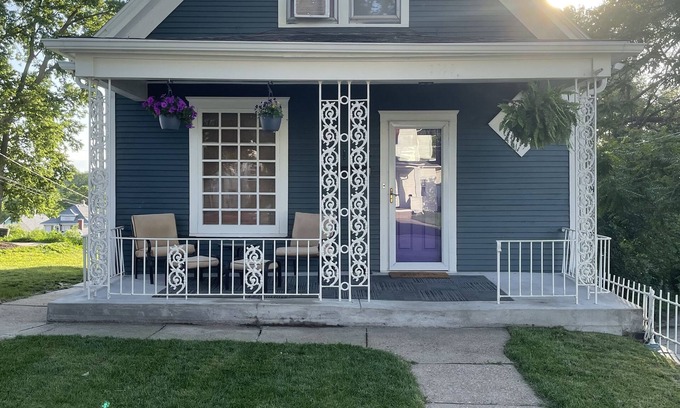 Dahlman House | Great Location! Cheerful 3+ bedroom close to the zoo and downtown!