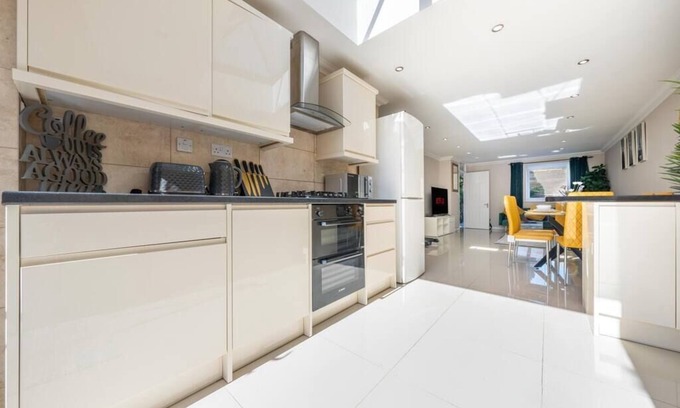 Northcote House | Great Location Cheerful Private House & Garden