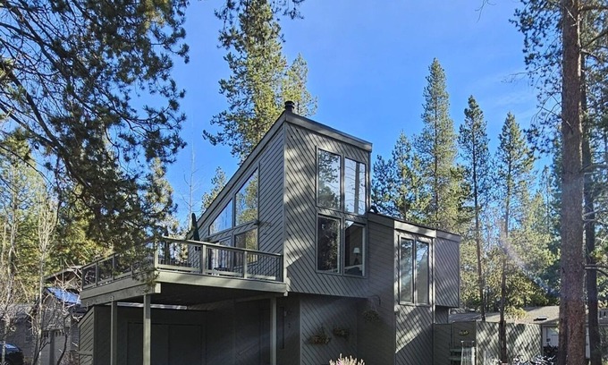 Sunriver House | Great location close to SHARC & Village - with hot tub, AC, Pet-Friendly!