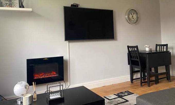 Larkhall Apartment | Great location. Cosy 2 bed apartment Clapham.