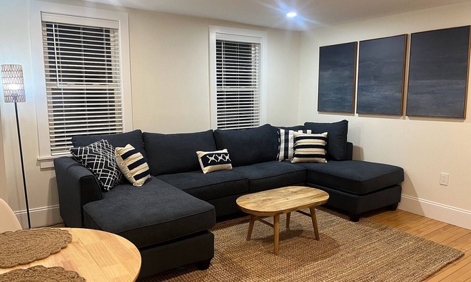 Newport Apartment | Great Location! Cozy 1-bedroom apartment Newport with WiFi, AC