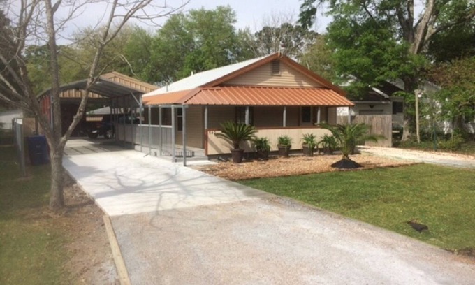 Sulphur House | Great Location in Sulphur 1/2 Mile to I-10 Exit 20 2 Beds