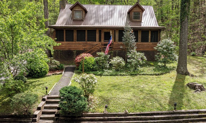 Bryson City Cabin | Great location! Minutes from Tsali/NOC/SMNP/Bryson City, firepit, hot tub
