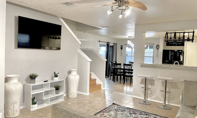 Maverick Creek House | Great location SixFlags/LaCantera/UTSA/Top Golf