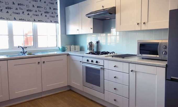 Exmouth House | Great location, sleeps 5 with parking!