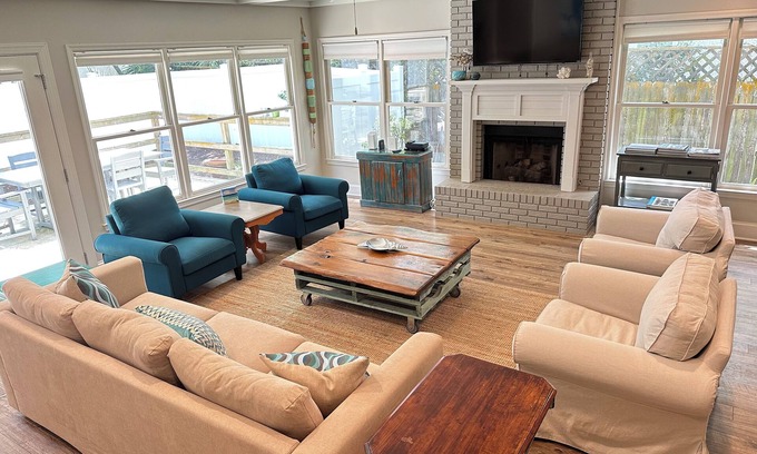 Saint Simons Island Cottage | Great Location! Charming Beach Cottage. 1 block to Beach