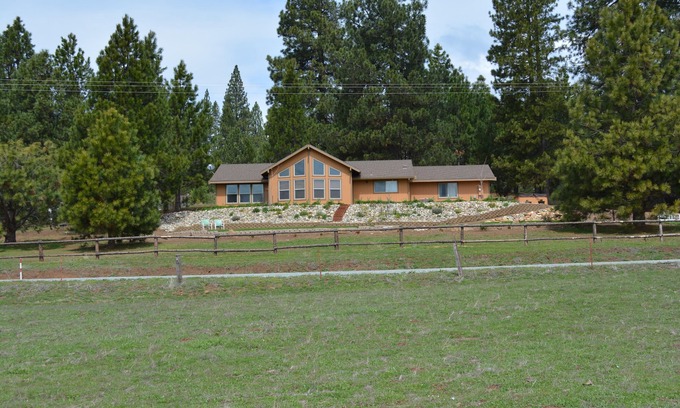 Coulterville House | GREAT MOUNTAIN CABIN WITH A PERSONAL TOUCH —Quiet,Quiet, Quiet.