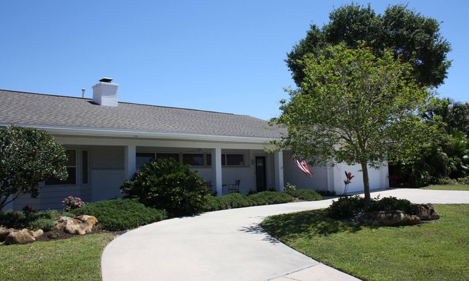Venice Villa | Great pool home in prime location (Golden Beach) on Venice Island ,walk to beach