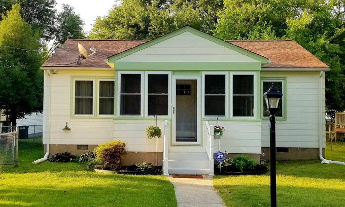 Issue House | Great Rates, Cozy Cottage just minutes from the Beach ~ Enjoy the Porches !