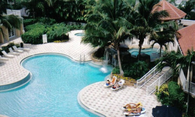 Vanderbilt Beach Condo | Great rates for summer/fall! Regatta Paradise-2 blocks to beach, sunset views!