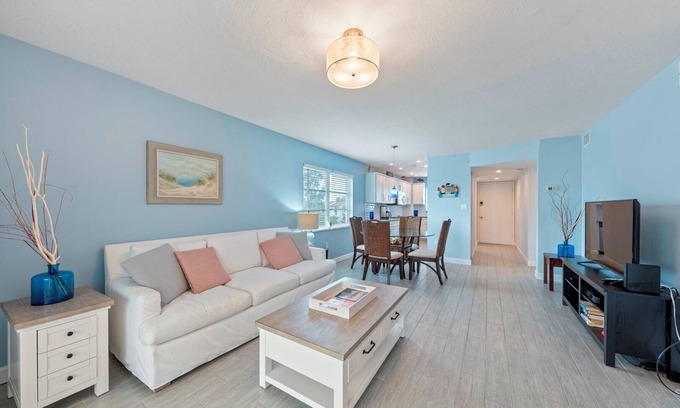 Siesta Key Condo | Great Siesta Key Location! Short Walk to the Beach, Shopping & Dining and more! VH302B