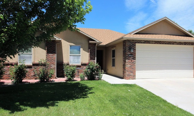 Montrose House | Great southside location, 2 mins to Bridges, fenced back yard, 2 car garage, AC!