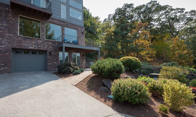 Hood River House | Great spot for a group gathering, 4 bed/3 bath, sleeps 8, hot tub