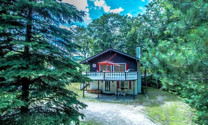 Bartlett House | Great Vacation Destination, 1 Mile To Storyland, Skiing, Golf, Hiking.