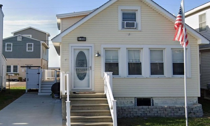 North Wildwood House | GREAT VACATION LOCATION! SLEEPS UP TO 10 FAMILY AND FRIENDS!