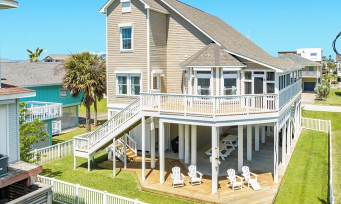 Pirates Beach House | Great Value, Five Minute Walk to Beach, Sleeps 12, Golf Cart