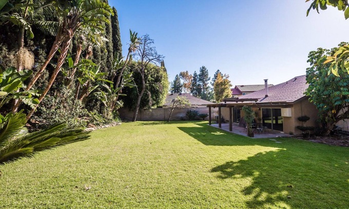Northwood House | Great Value ! Home with Large, Tropical Yard!